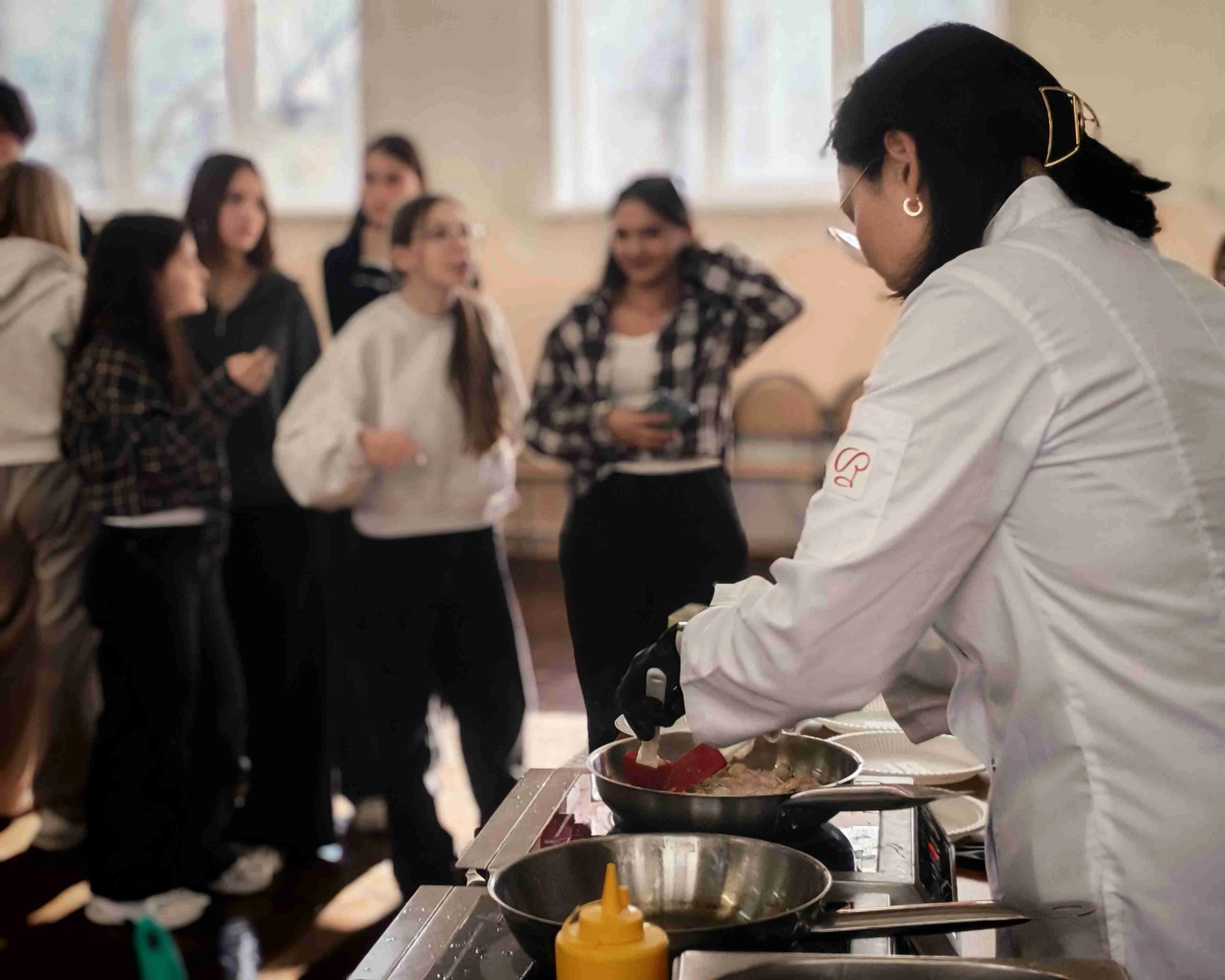 Школьники Владивостока освоили рецепт корейско-советского наследия