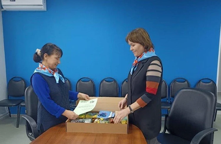 Добро своими руками: сотрудники «Работа России» из Чугуевки собрали подарки для детей с инвалидностью из города Торез