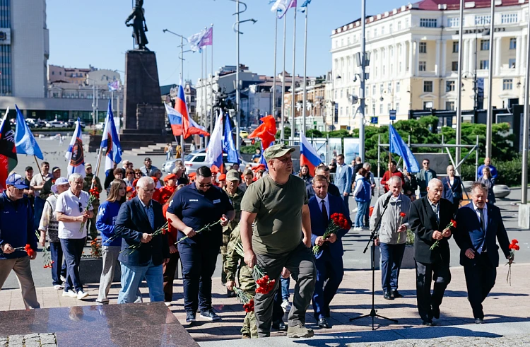 В столице Приморья возложили цветы в честь воссоединения новых территорий с Российской Федерацией