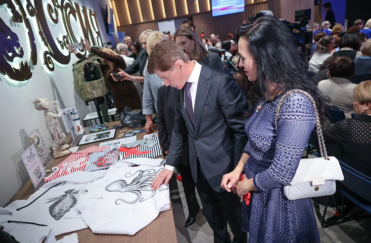 Олег Кожемяко дал старт форуму «Женщины, создающие будущее» в Приморье