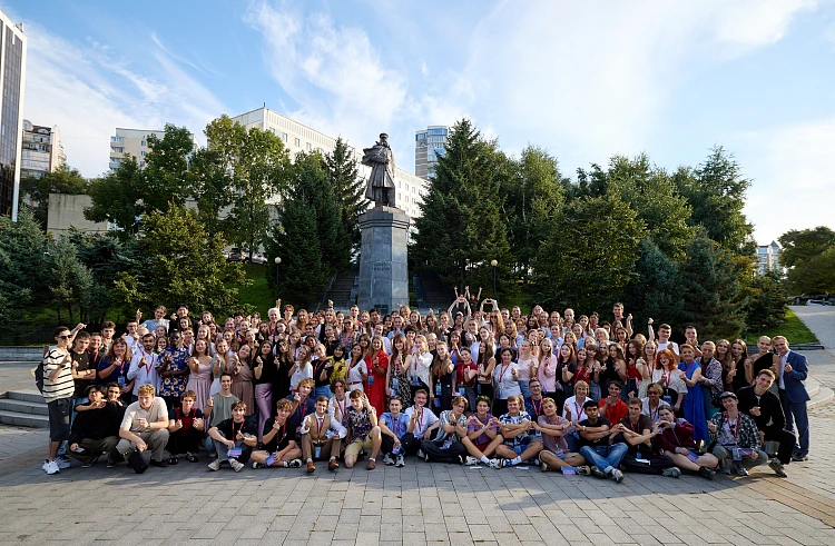 Волонтёров ВЭФ-2025 отметили наградами за работу на форуме