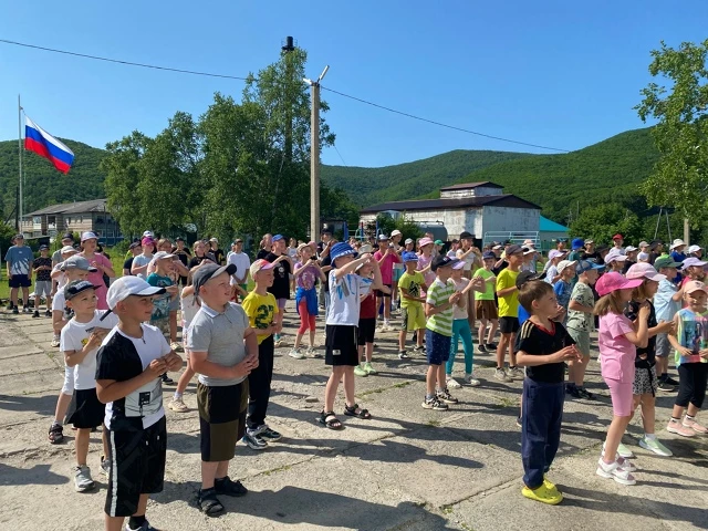 В Тернее открылся летний оздоровительный лагерь с дневным пребыванием детей «Мы — будущее России»