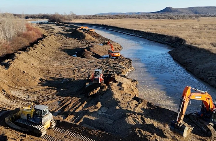 Для расчистки рек в Приморье прибудет особая техника