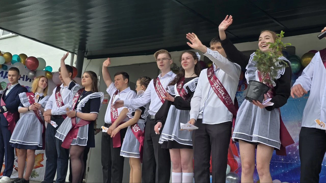 Последний звонок прозвенел в Тернее: слёзы, улыбки и прощальный вальс!