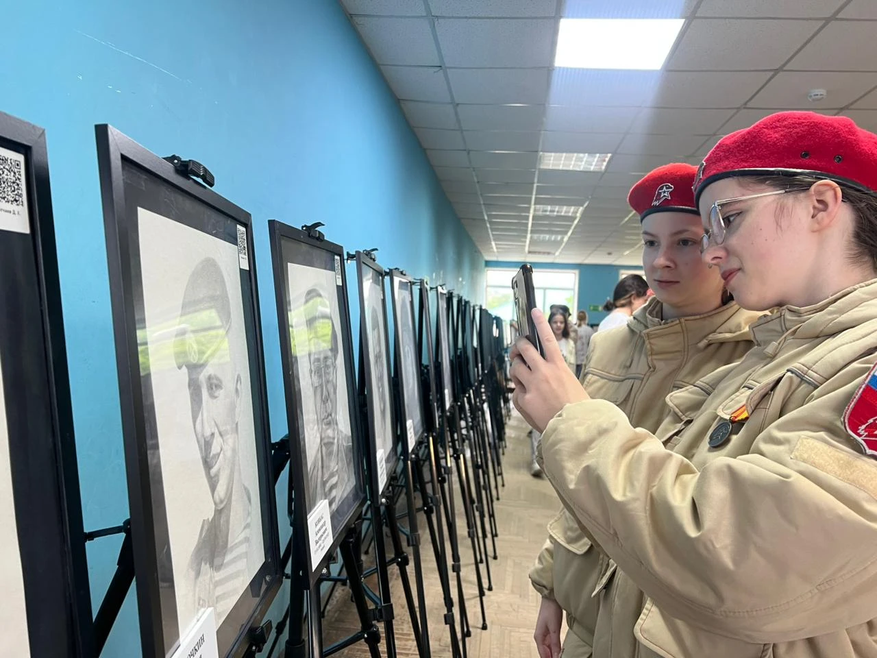 Передвижная выставка «Портрет героя» открыта в Пластуне до 21 июня