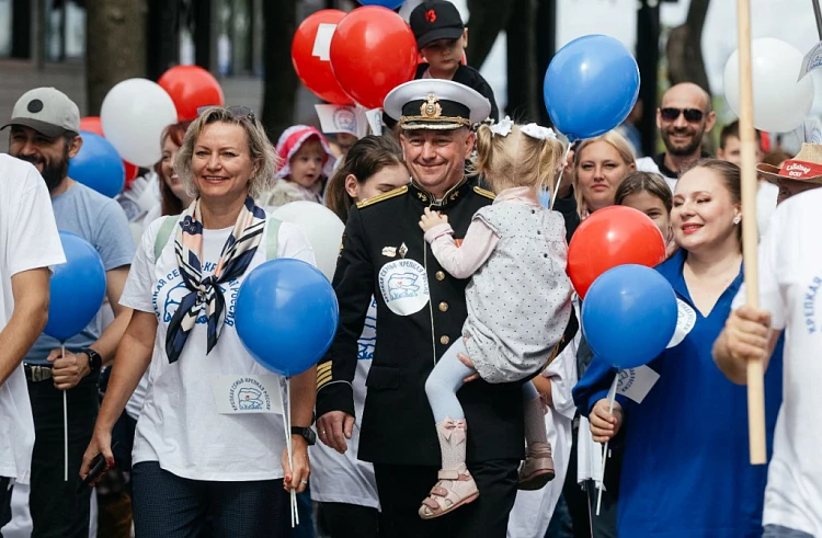 500 семей прошлись единым маршем в честь Дня многодетных семей в Приморье