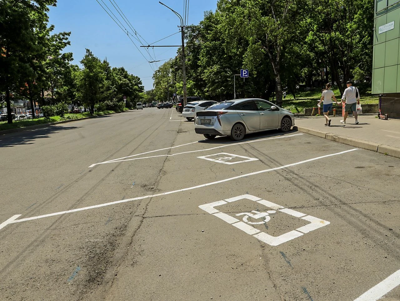 Автомобилисты-инвалиды могут бесплатно использовать любое парковочное место на муниципальных парковочных пространствах Владивостока