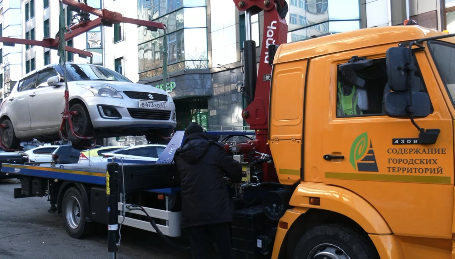 Автомобили нарушителей эвакуируют в зоне действия платных парковок во Владивостоке