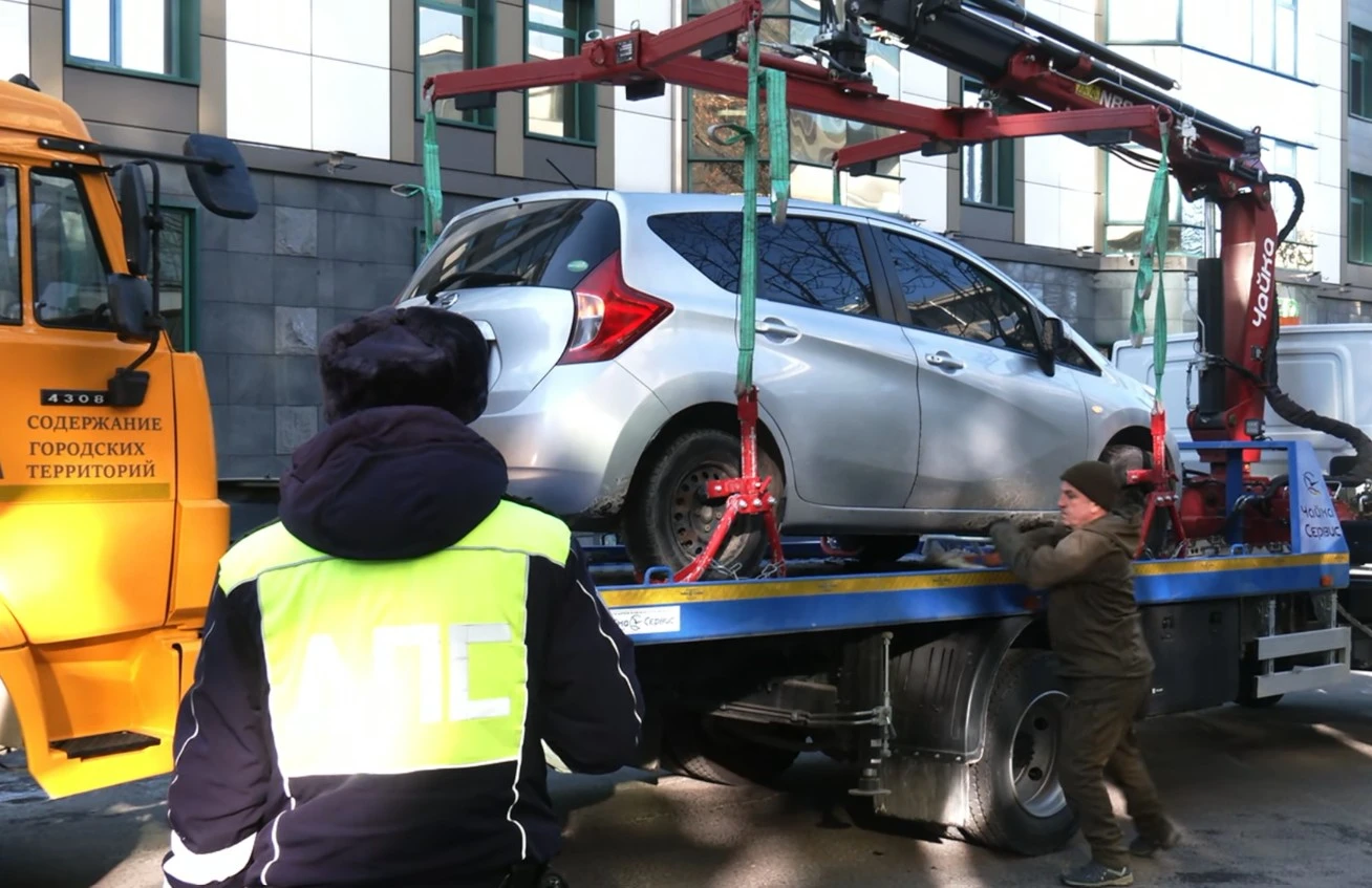 На муниципальных парковках Владивостока продолжаются рейды по выявлению автомобилей-нарушителей