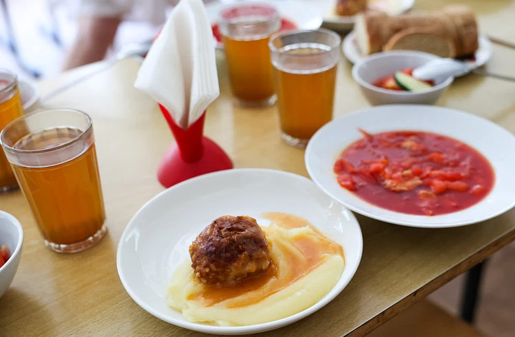 Ещё больше школьников в Приморье смогут покупать обеды по «Карте учащегося»