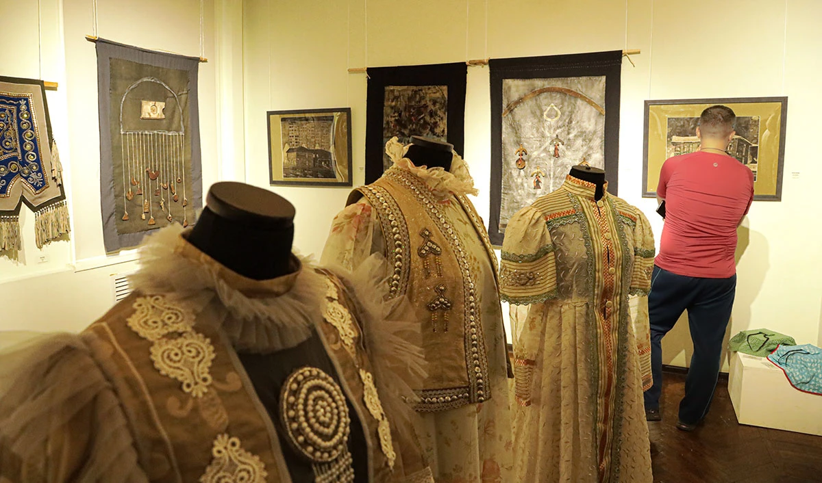 “Земля Олонхо” - выставка искусства Якутии  открыта в Приморье