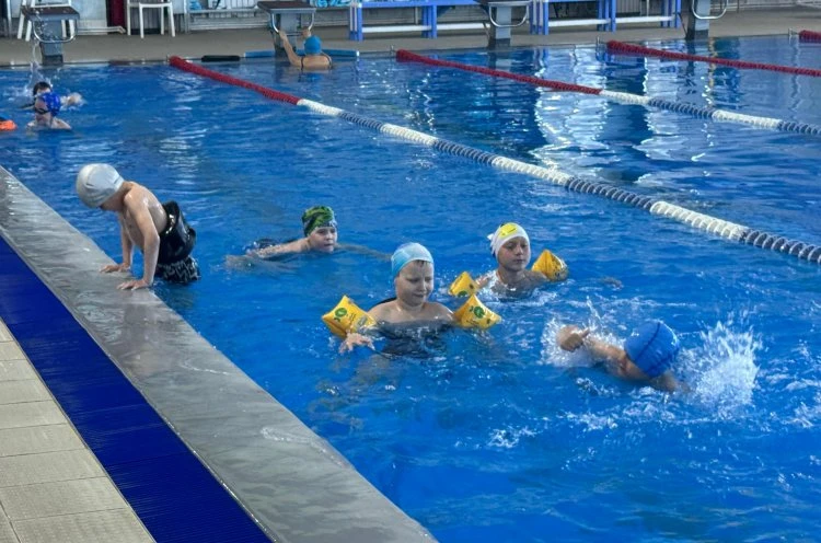 Плавание для всех: 1,5 тысячи юных приморцев обучатся в этом году жизненно важному навыку