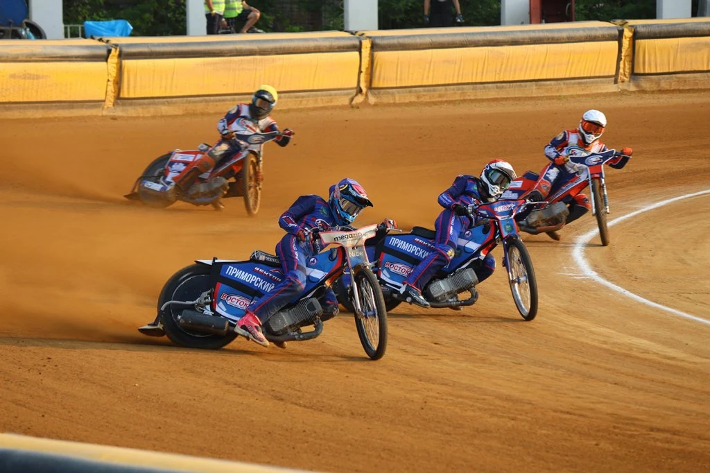 «Восток» выиграл в первой домашней гонке сезона