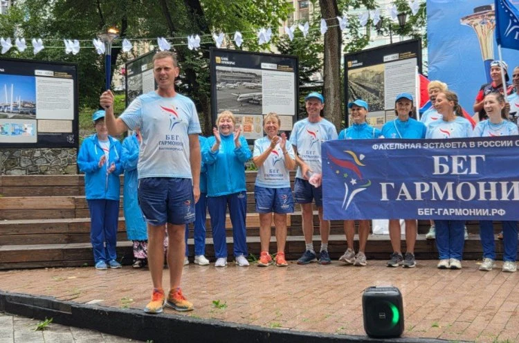 С факелом мира и добра: в приморской столице завершился «Бег Гармонии»