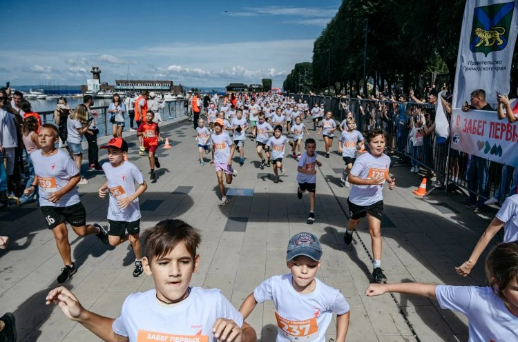 «Забег первых» объединил более 2 тысяч первоклассников и учеников младших классов во Владивостоке