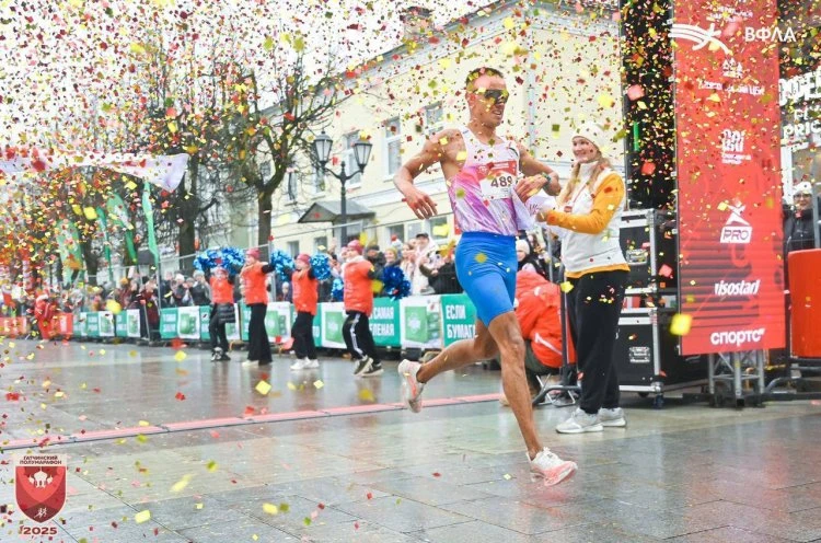 Виктор Гуржий вновь победил – в этот раз на Гатчинском полумарафоне