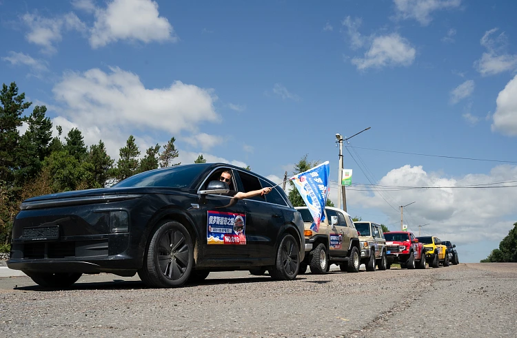 Китайские туристы стали участниками автопробега ко дню окончания Второй мировой войны