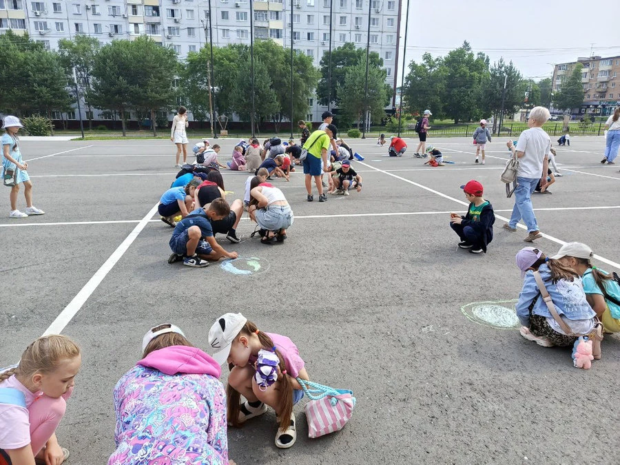 В Арсеньеве школьники нарисовали яркими мелками небо, солнце и цветы