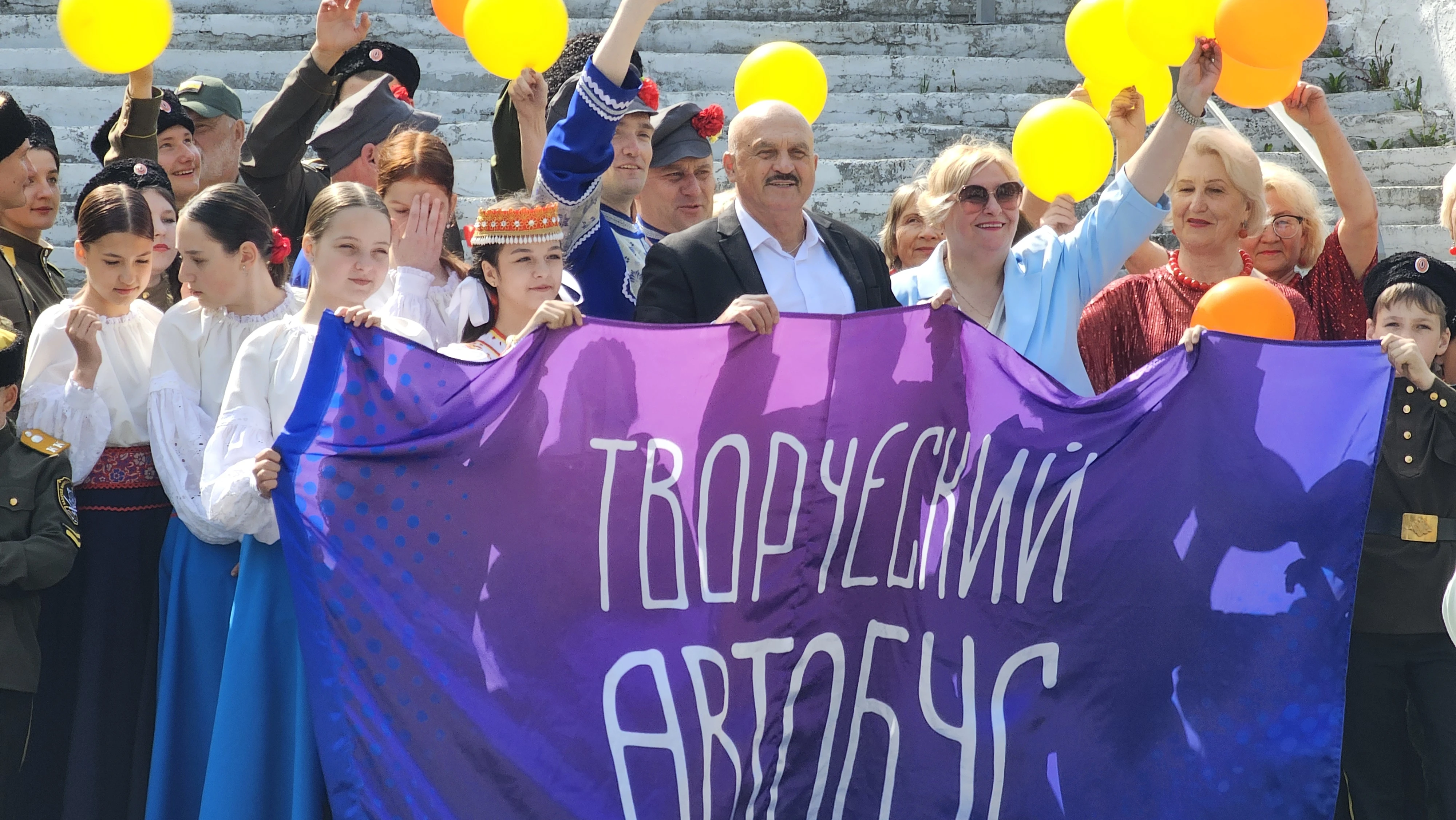 «Творческий автобус» побывал в Славянке