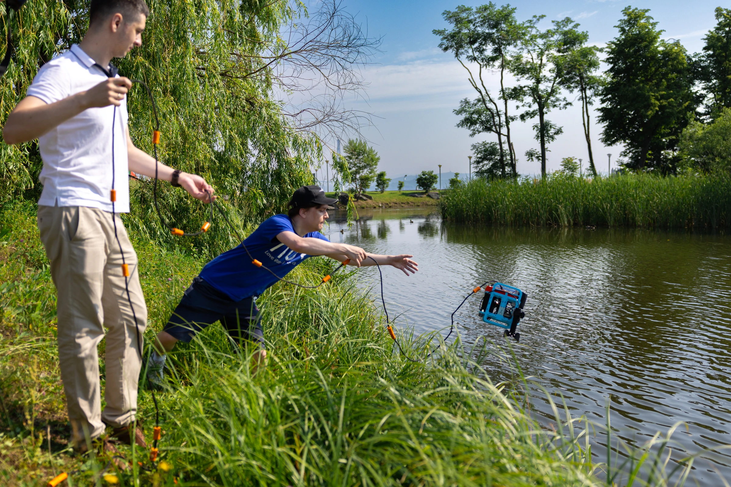 Озеро на территории кампуса ДВФУ очистили с помощью биологического препарата