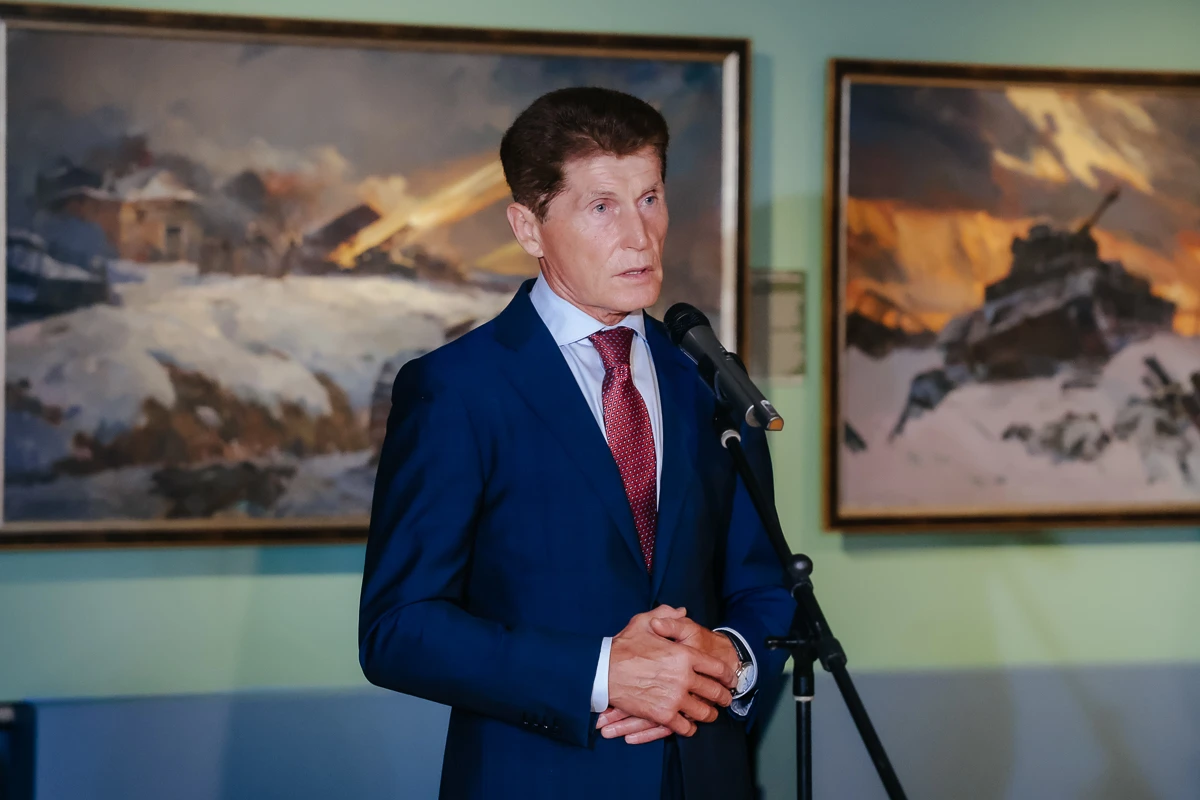 Губернатор Приморья открыл выставку «Ради жизни» к 80-летию Победы