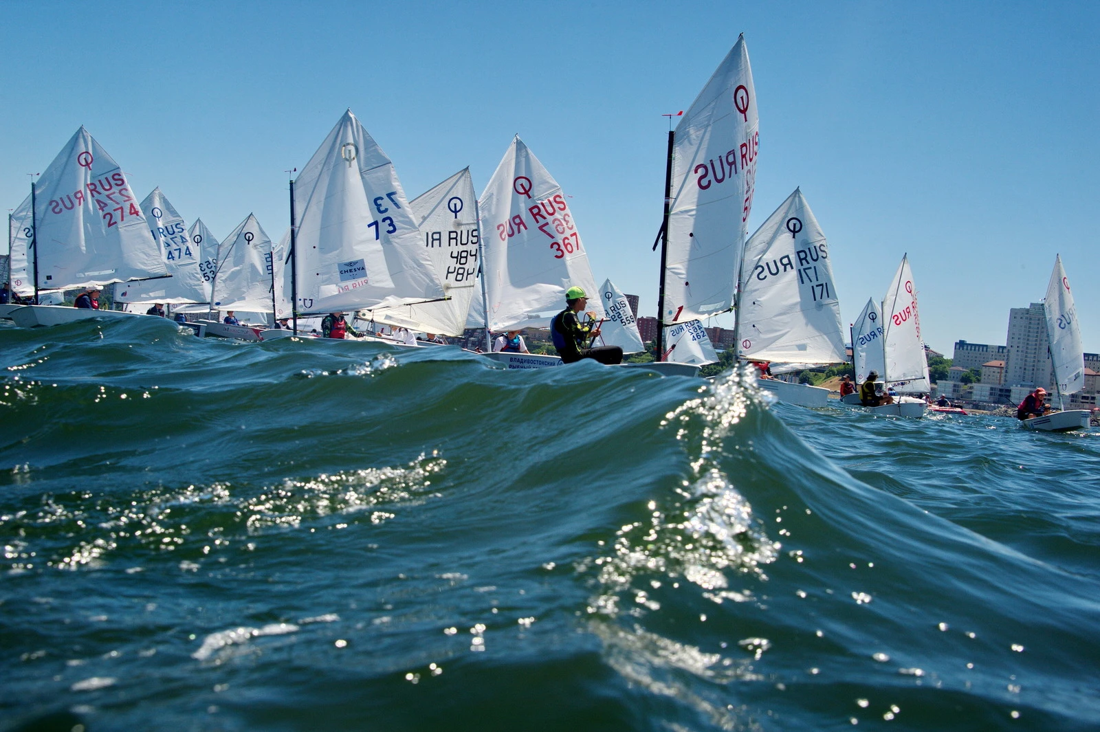 Юные яхтсмены вышли на старт «Кубка Семь Футов» во Владивостоке