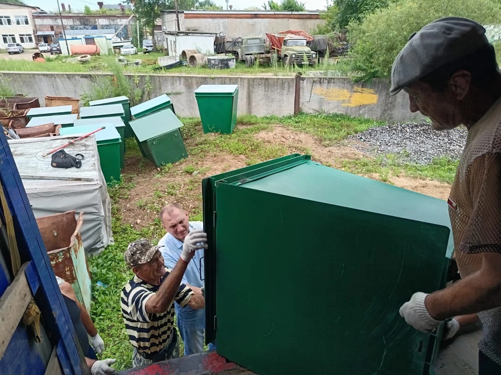 В ханкайский округ доставили новые контейнеры для ТКО