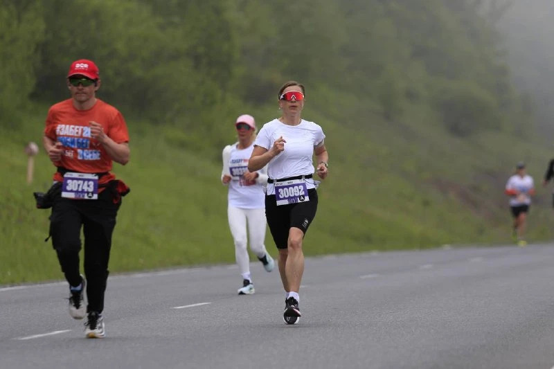 Бегуны Партизанского муниципального округа приняли участие во Всероссийском полумарафоне «Забег.РФ»