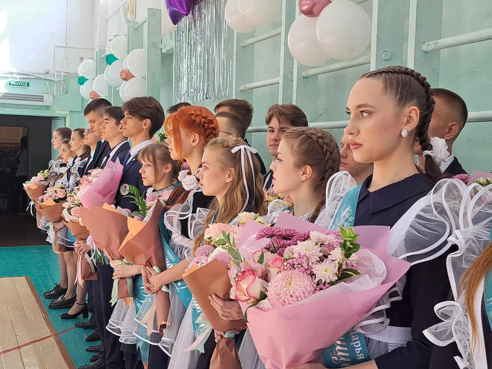 Для школьников Арсеньева прозвенели последние звонки