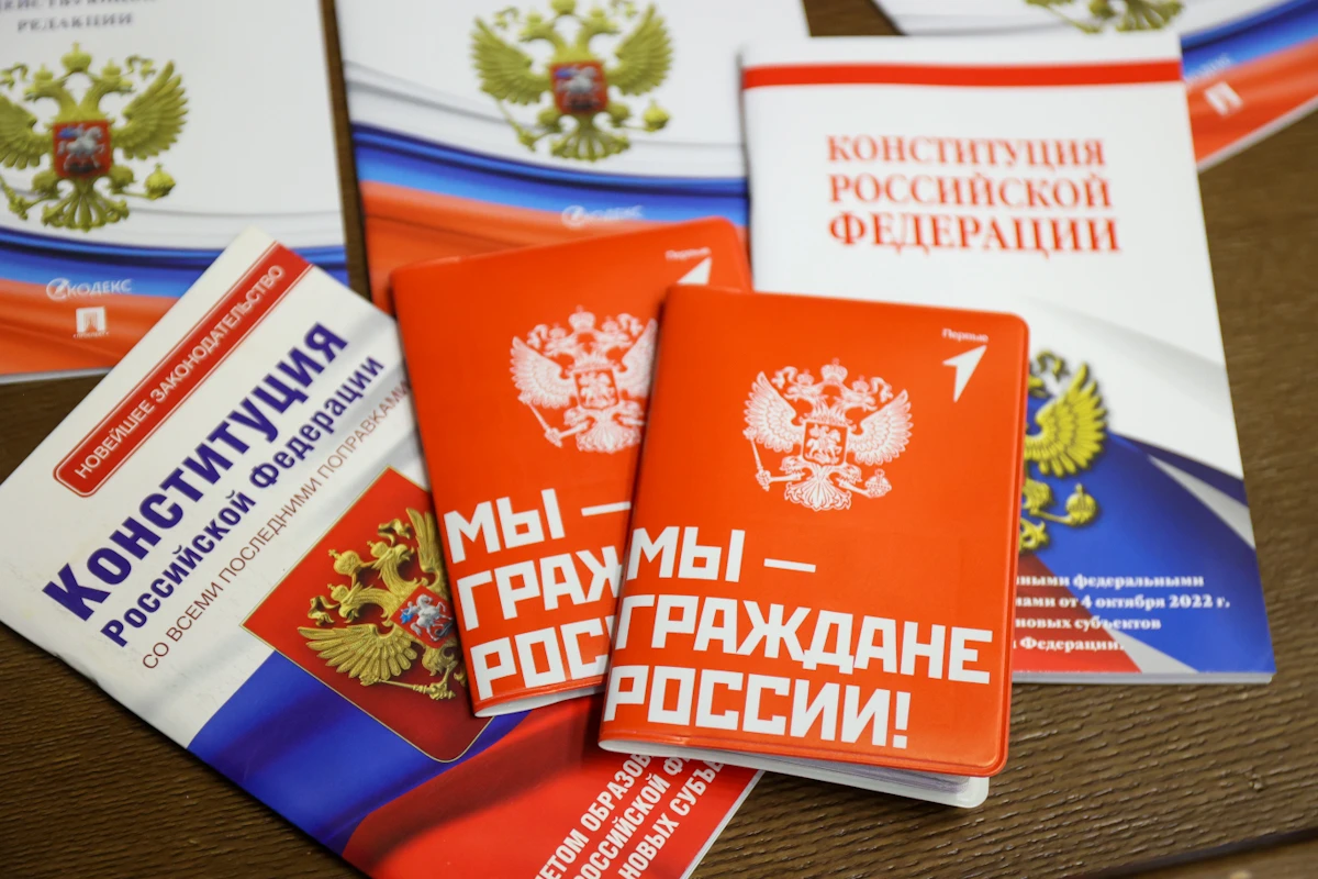 Приморцев приглашают проверить знание Конституции в день праздника