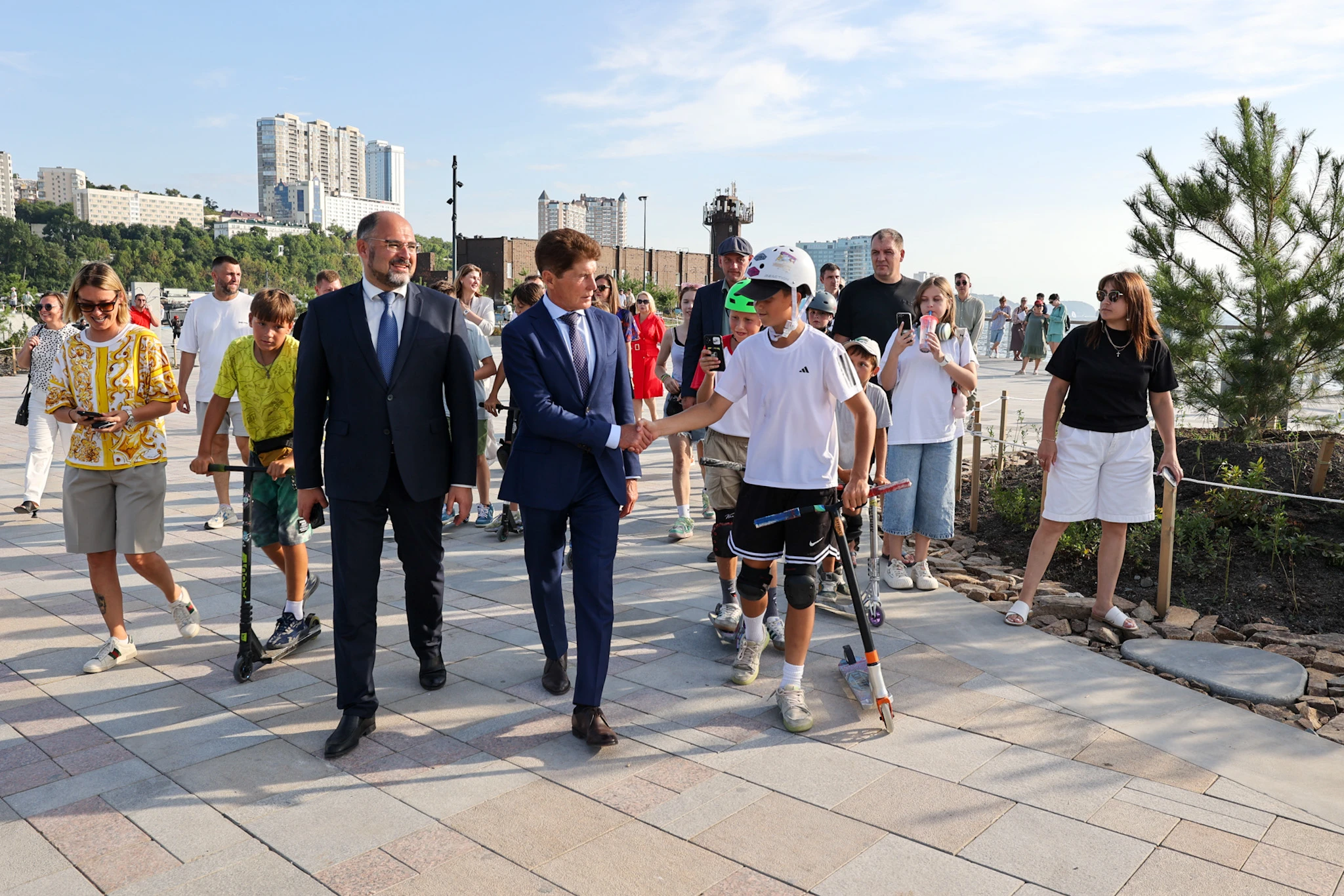 Набережную Владивостока открыли для горожан и гостей Приморья после благоустройства