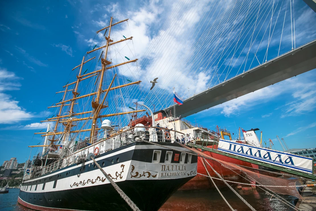 Учебное парусное судно «Паллада» из Приморья прибыло в порт Чондин в КНДР