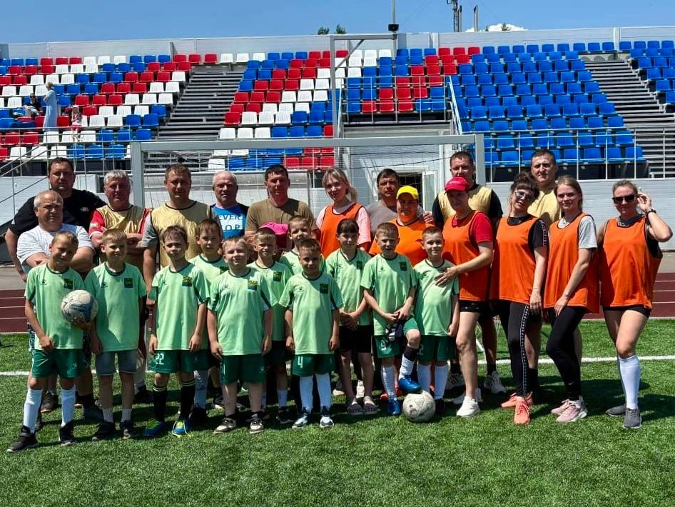 Необычный турнир по футболу состоялся в Камень-Рыболове на стадионе «Урожай»