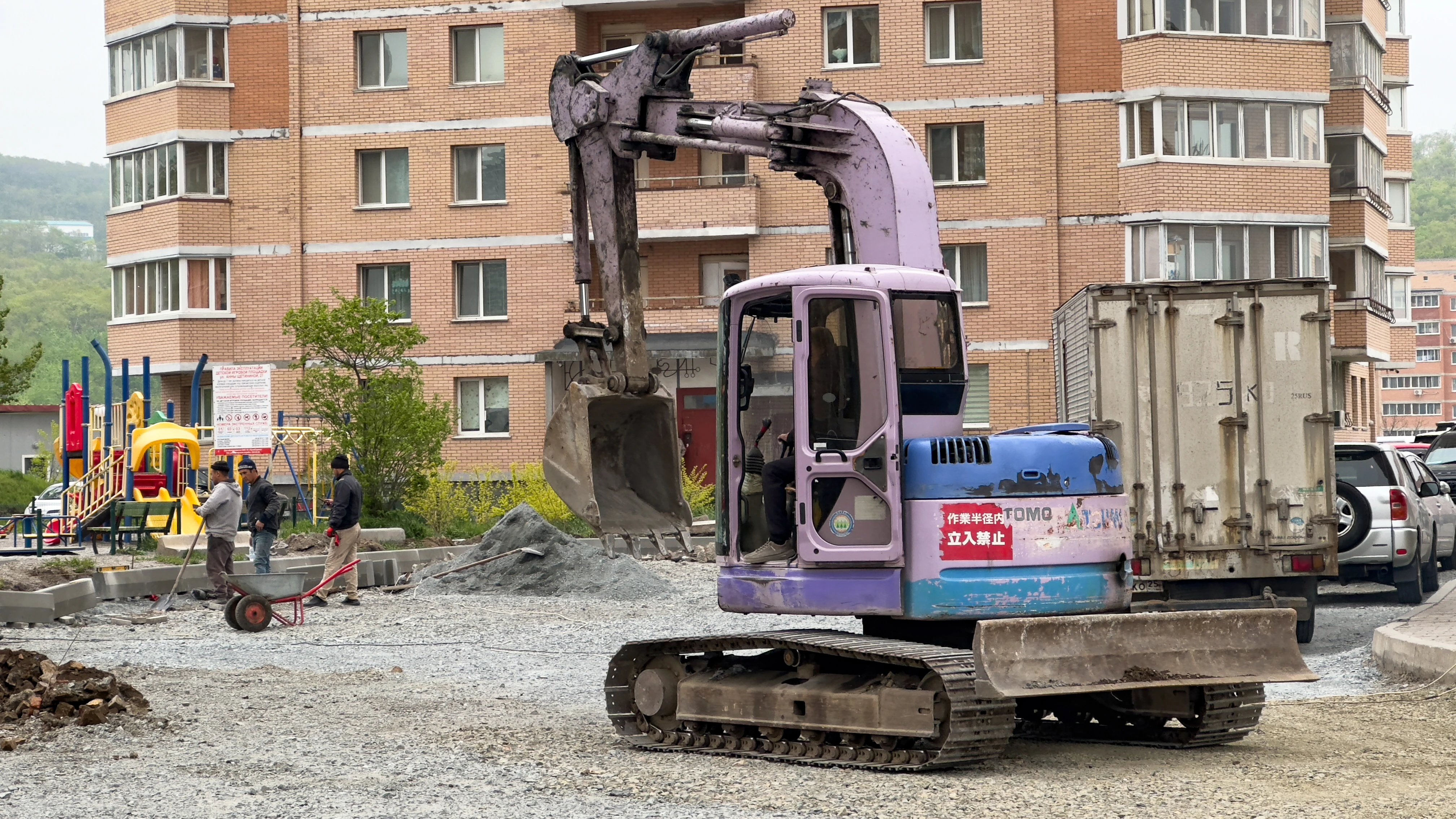 Дворы и городские территории ремонтируют во Владивостоке сразу по нескольким программам