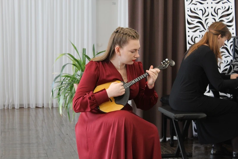 В Арсеньеве прошел концерт домристки Анны Олейниковой