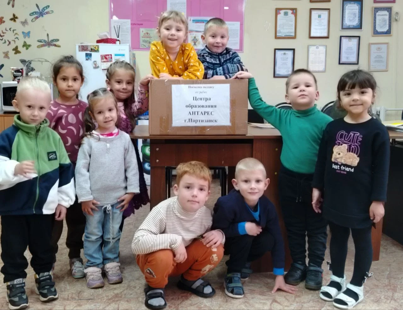 Учащиеся центра «Антарес» в Партизанске собрали благотворительную помощь для бойцов СВО