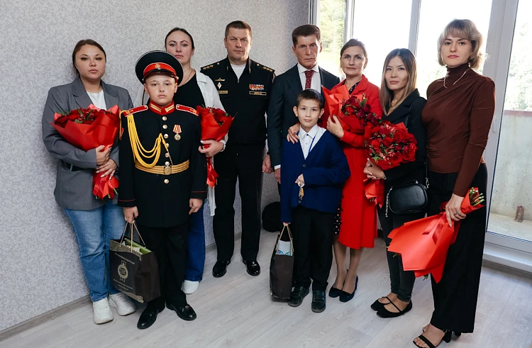 Олег Кожемяко вручил ключи от квартир семьям погибших участников СВО