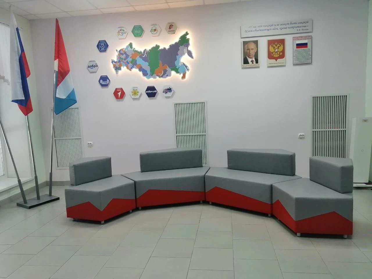 Школьное фойе в Новопокровке открылось после ремонта по проекту учеников