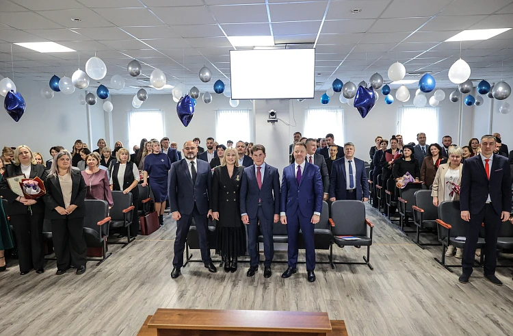 Губернатор Приморья поздравил налоговых инспекторов с профессиональным праздником