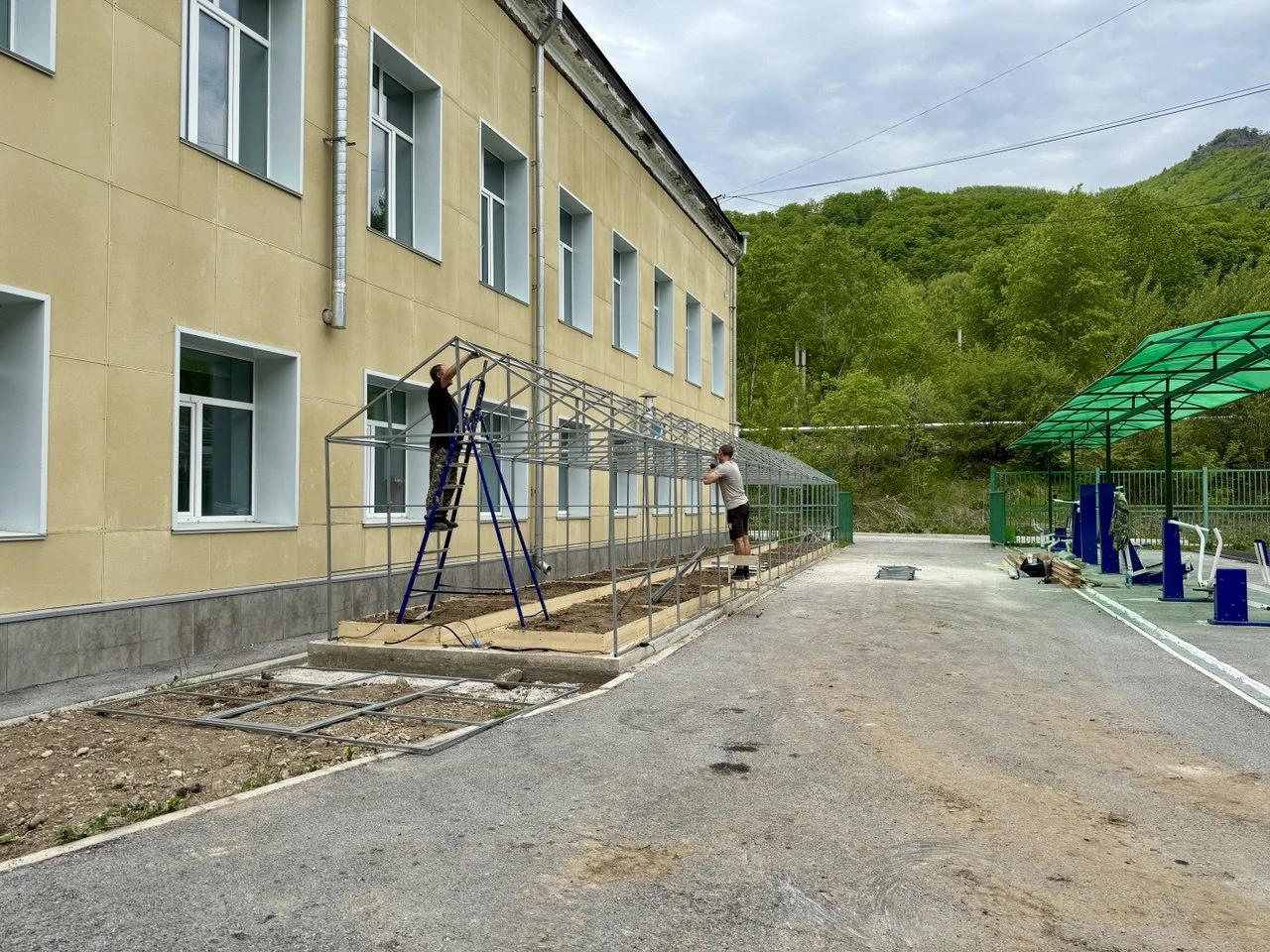 Школьная теплица станет местом для опытов в Дальнегорске