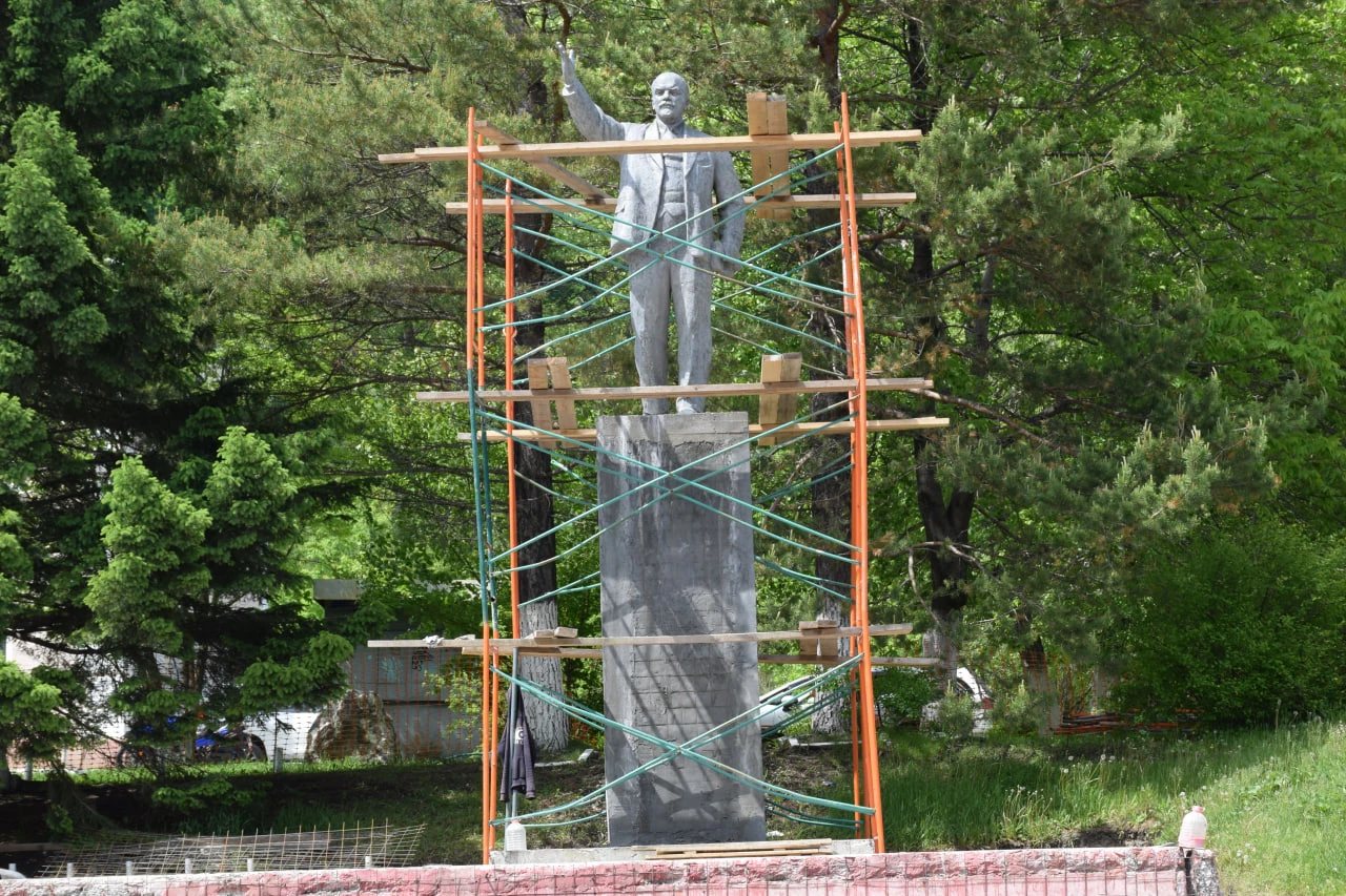 Ремонт памятника Владимиру Ленину в центре Дальнегорска продолжается