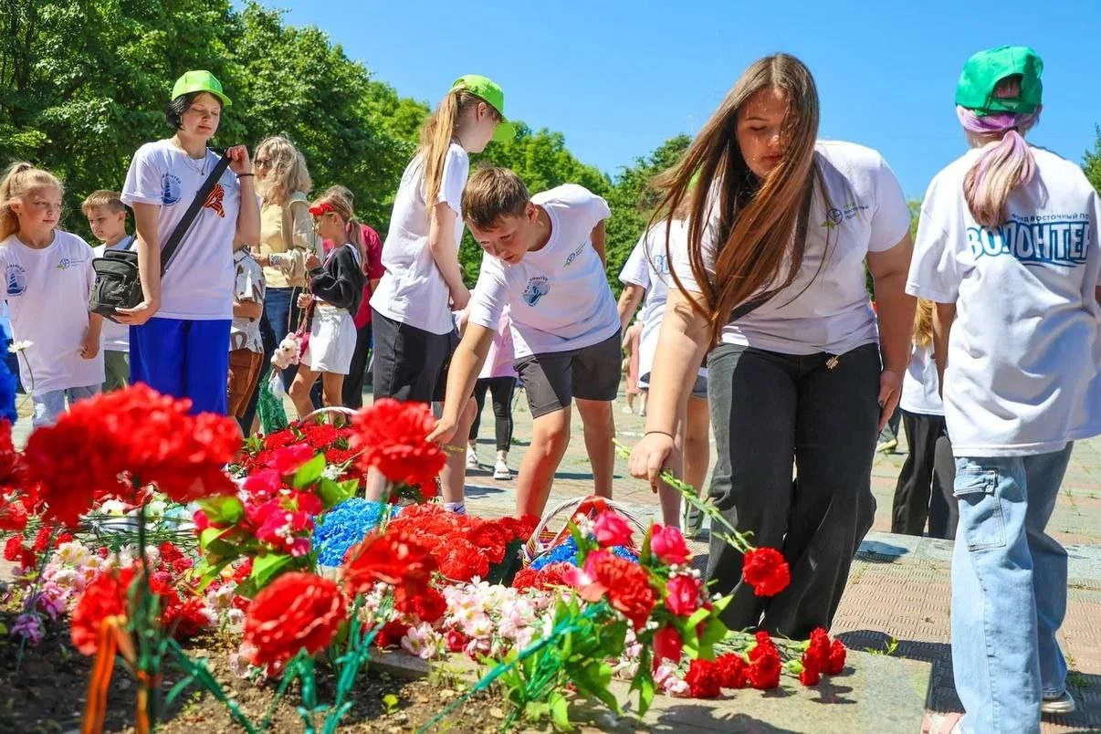 У Мемориала памяти погибшим жителям посёлка Врангель возложили цветы