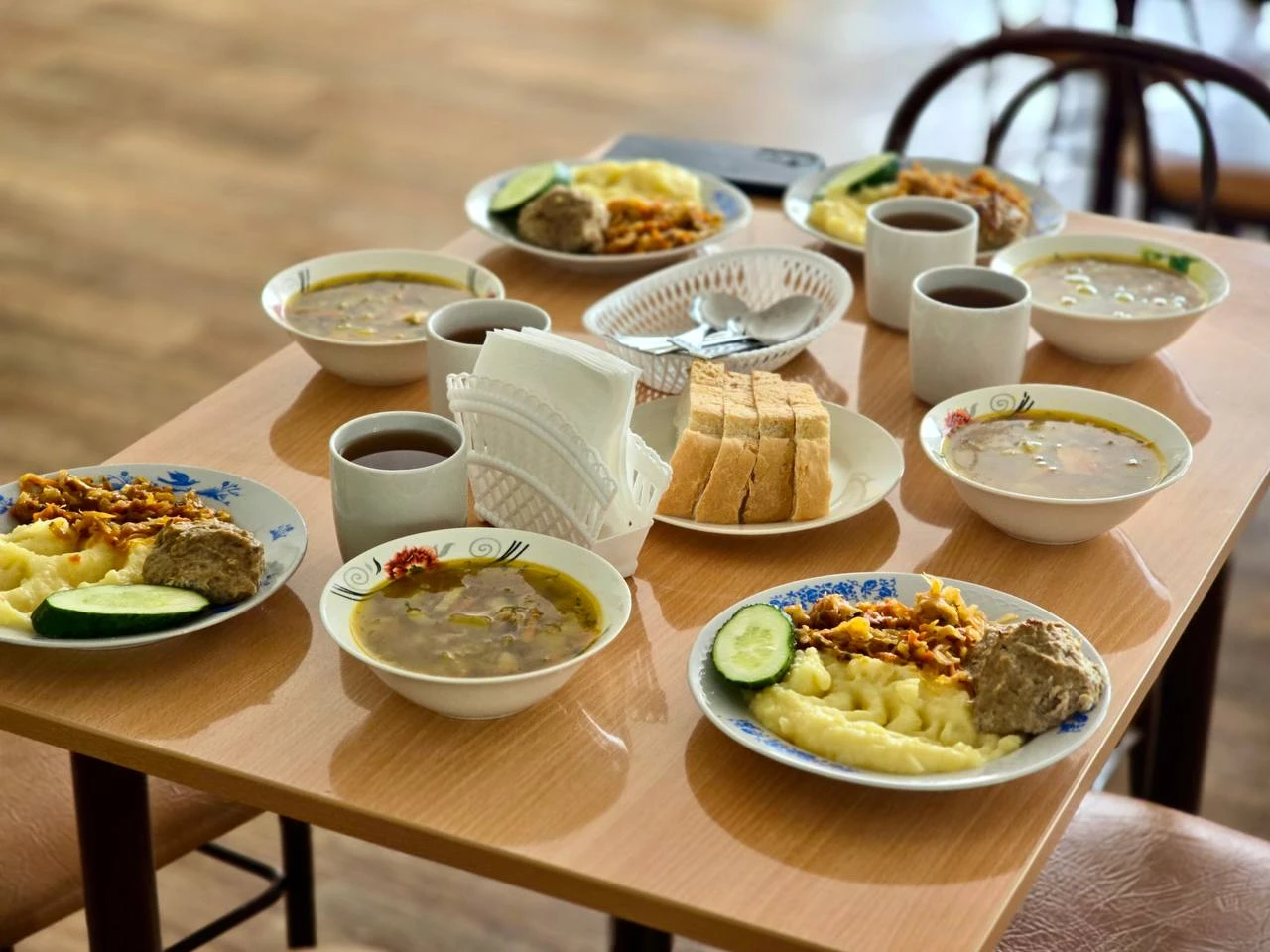 Министр спорта Приморья проверил организацию питания в пришкольном лагере Смоляниново