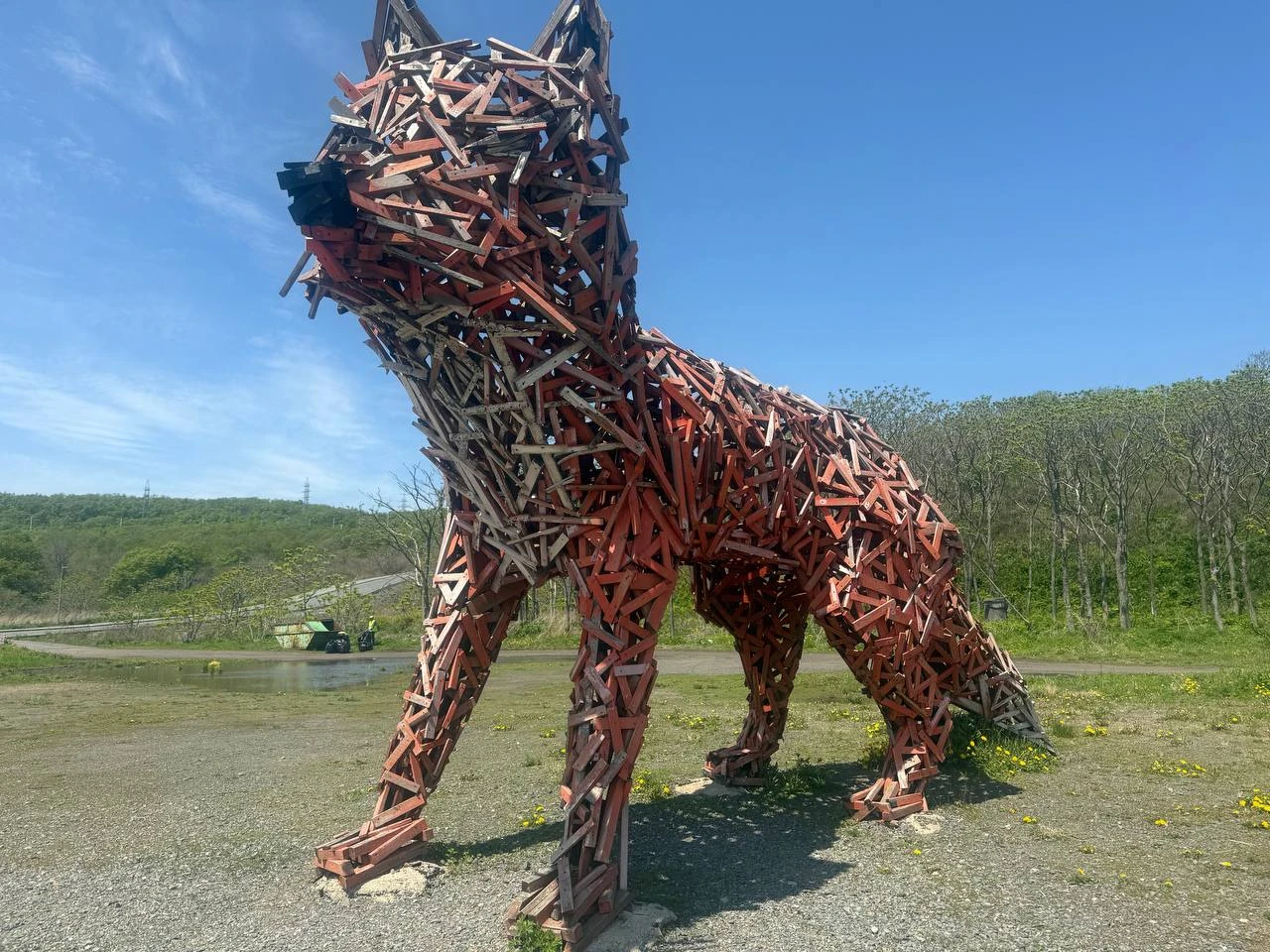 Владивостокцев приглашают покрасить скульптуру «Лиса Влада» на пляже Ахлёстышева