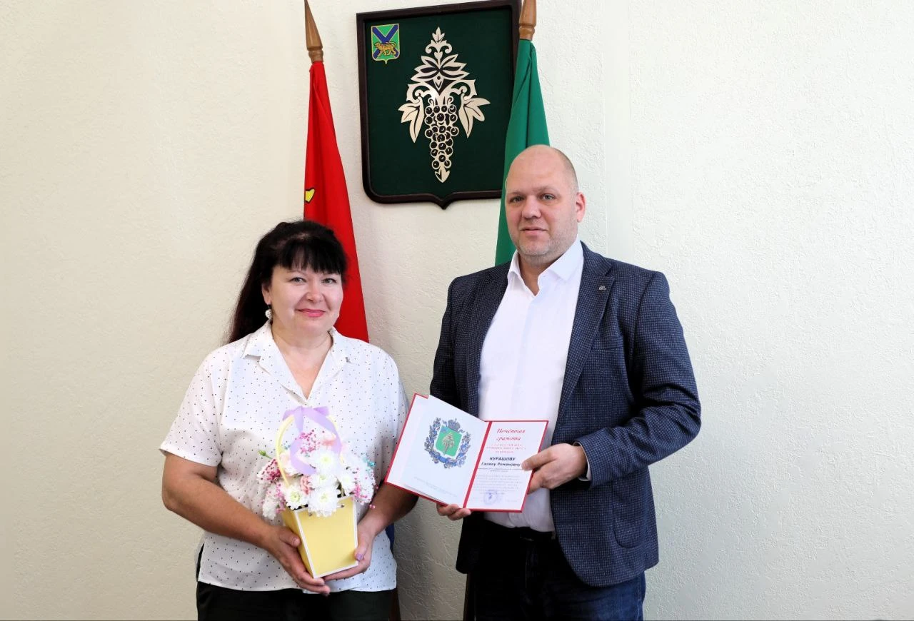 Глава Чугуевского муниципального округа вручил грамоты представителям предпринимательского сообщества